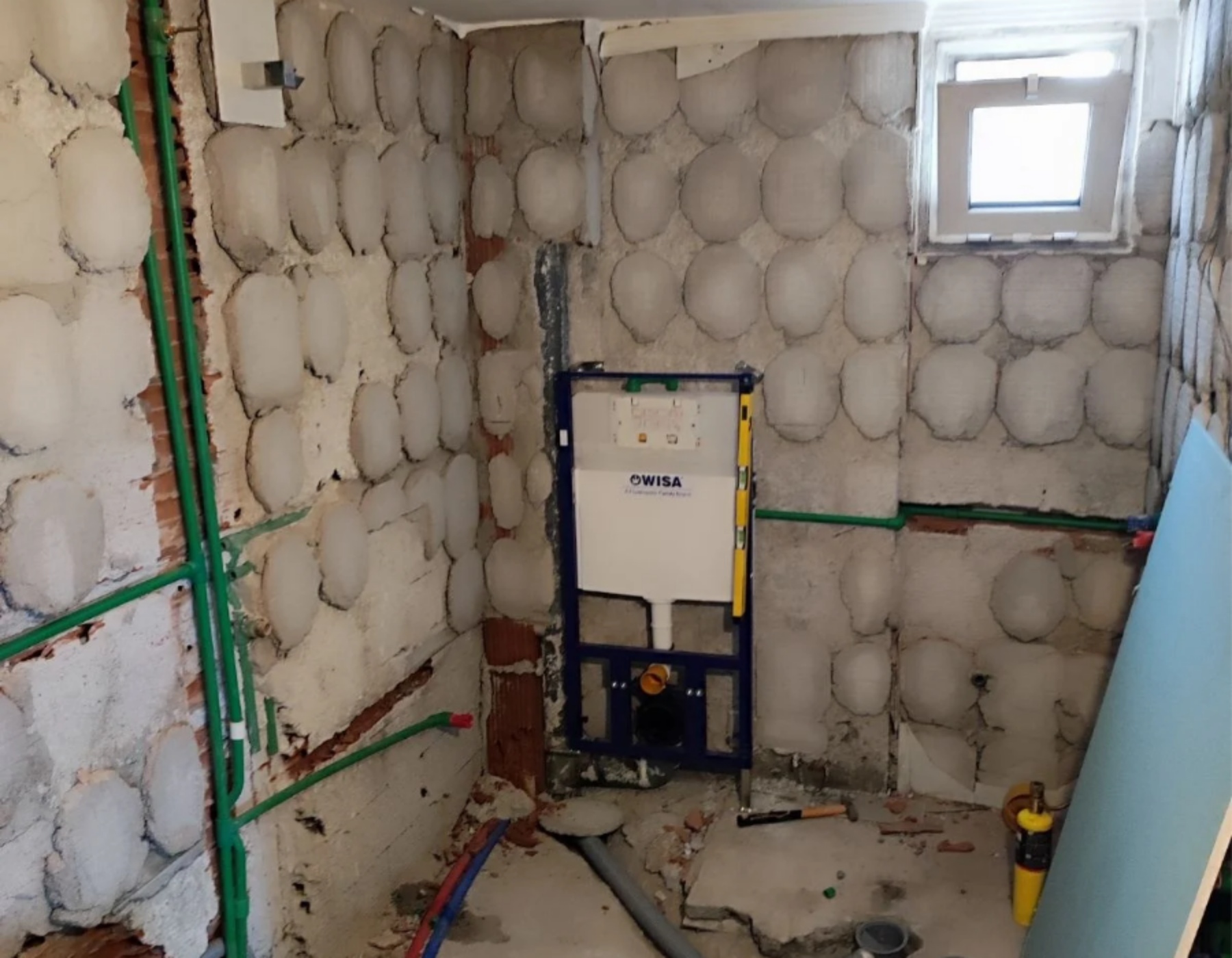 Ανακαίνιση μπάνιου σε εξέλιξη. Πίσω φαίνεται το καζανάκι εντοιχισμού wisa πριν κλειστεί με γυψοσανίδα